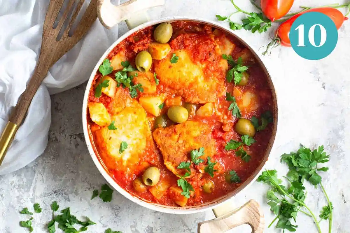 Parsley sprinkled over top of bowl of bacalao a la vizcaina.