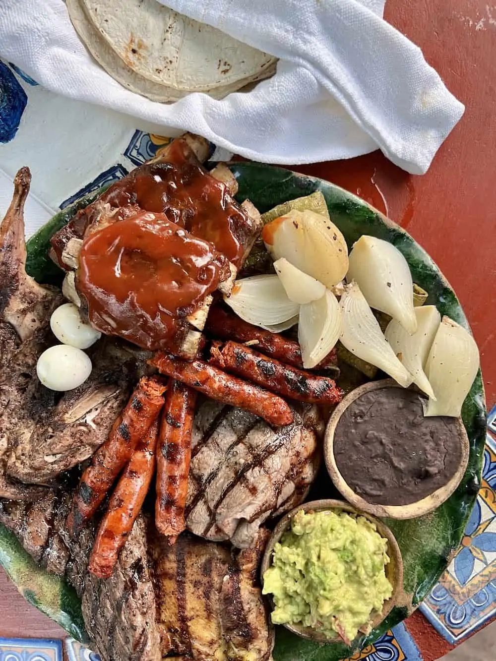 Overhead view of a typical la Parillada Oaxaqueña.