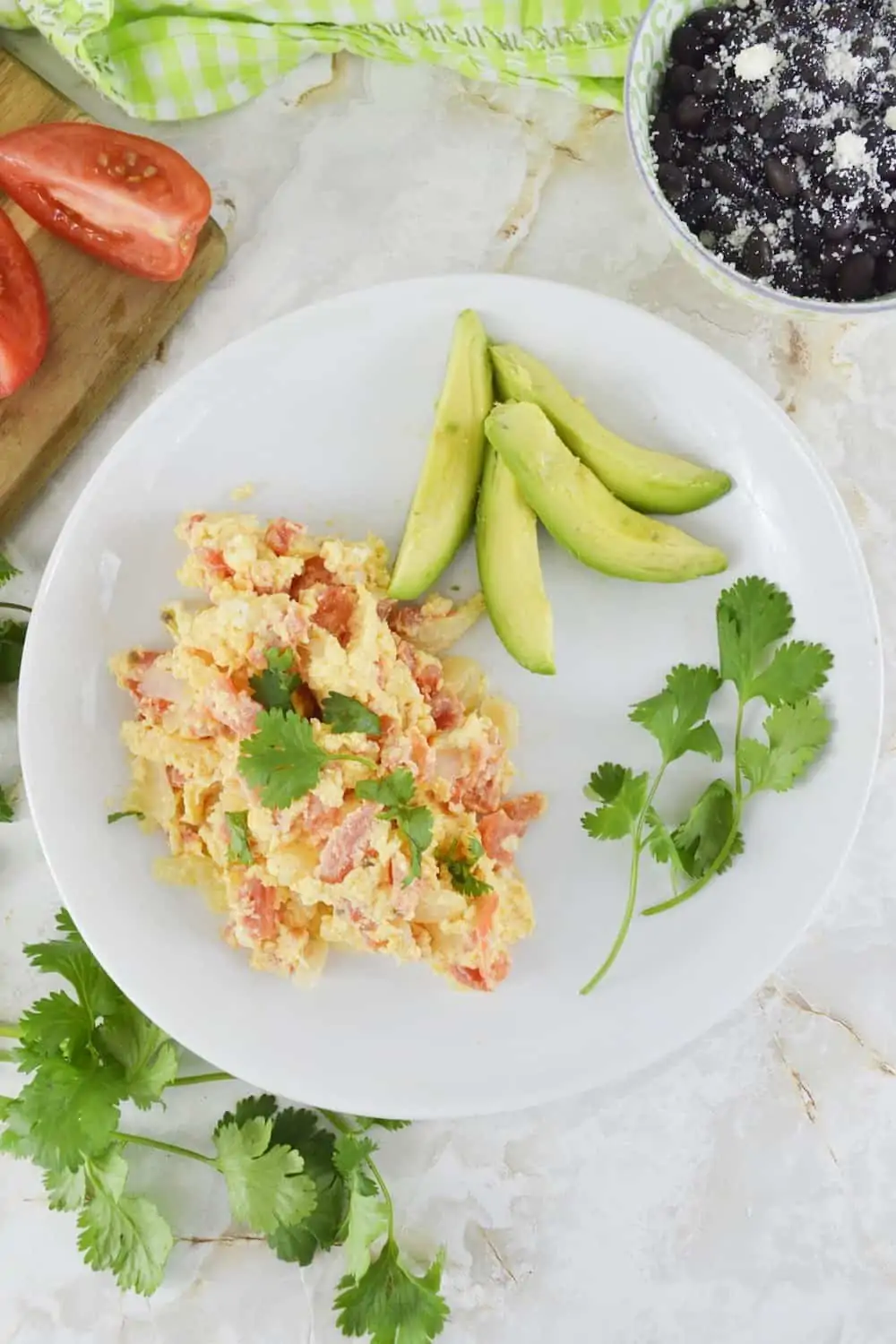 Huevos revueltos con tomate y cebolla.